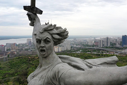 Загадка на высоте 85 метров. В голове монумента «Родина-мать зовёт!» обнаружили тело ректора московского вуза