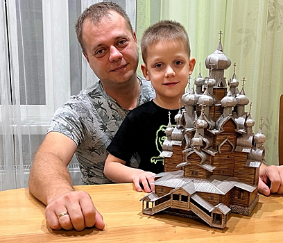Сын и отец смастерили макет храма