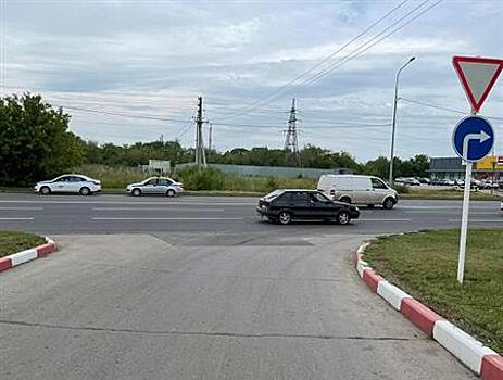 В Тольятти легковушка врезалась в минивэн, выезжая на дорогу