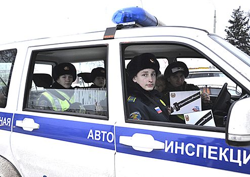 Военные автоинспекторы напомнили водителям и детям о соблюдении правил дорожного движения