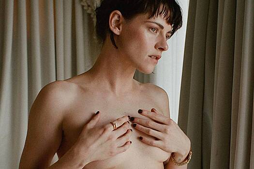 Кристен Стюарт оголила грудь для модного журнала