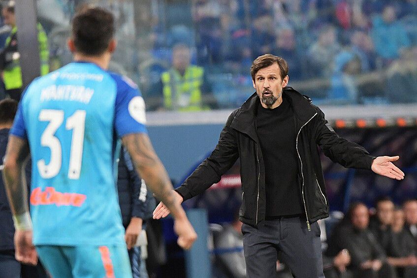 Главный тренер ФК «Зенит» Сергей Семак и игрок ФК «Зенит» Густаво Мантуан в матче 21-го тура чемпионата России по футболу среди клубов Премьер-лиги между ФК «Зенит» (Санкт-Петербург) и ФК «Рубин» (Казань), 2024 год