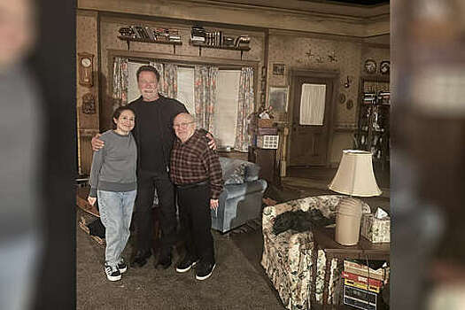 Актер Шварценеггер показал редкое фото со своим давним коллегой Денни Де Вито