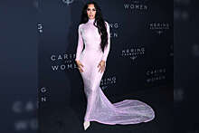 Звезда реалити-шоу Ким Кардашьян пришла на аукцион в прозрачном платье