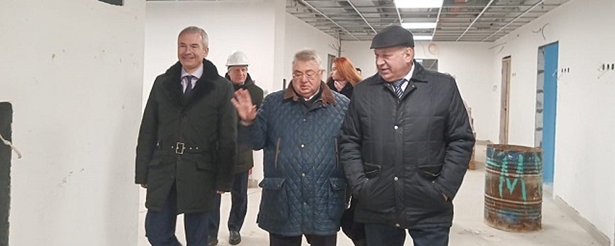 Виктор Волончунас и Сергей Якушев проверили ход строительства детской поликлиники во Фрунзенском районе