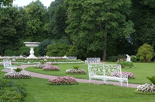 Урны, клумбы и фонтаны в петербургских парках хотят узаконить
