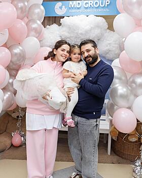 Сарик Андреасян забрал Лизу Моряк и их младшую дочь из роддома: трогательные фото с выписки