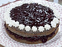 Торт с вишневым вареньем, маком и взбитыми сливками