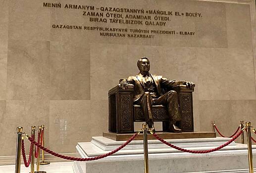 В Казахстане демонтировали памятник Назарбаеву