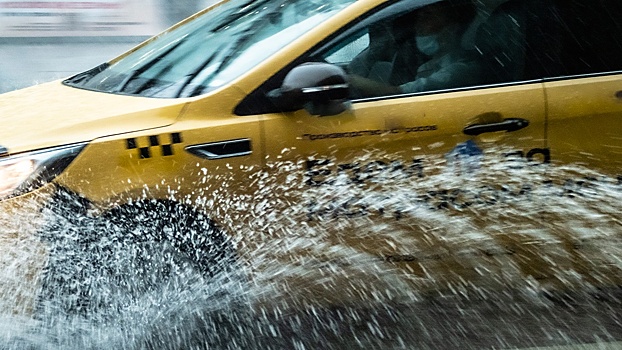 От дождей до листвы: эксперт перечислил главные опасности на осенних дорогах