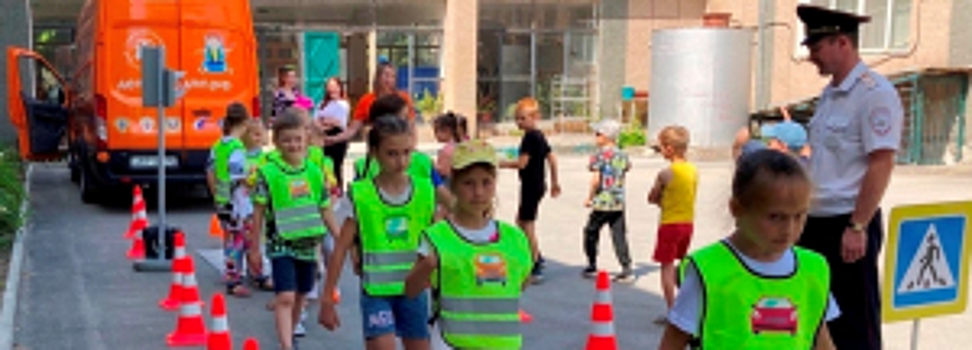 День безопасности провели сотрудники Госавтоинспекции Ростовской области для детей из детского оздоровительного лагеря «Котлостроитель»