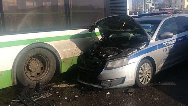 Столкновение машины полиции с автобусом на западе Москвы попало на видео