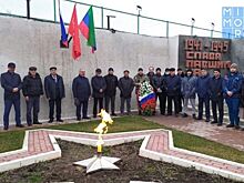 Коллектив Махачкалинского морпорта возложил цветы у мемориала павшим сотрудникам в Великой Отечественной войне