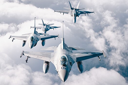 Первые группы украинских летчиков отправили учиться на F-16