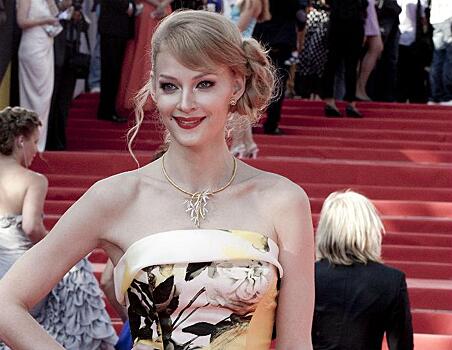 Две леди: Ходченкова в сливочном платье в пол сделала фото с Михалковой в ресторане