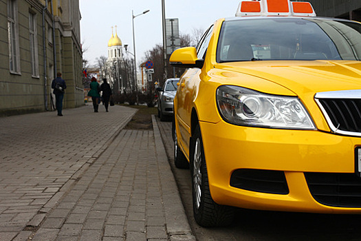 В комментариях к заказу предлагают интим: калининградские таксисты жалуются на домогательства клиенток