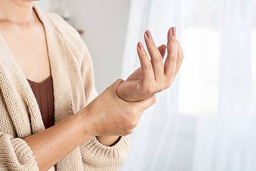 Ревматолог: выявить артрит поможет тест с рукопожатием