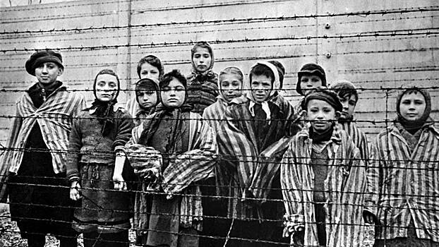 Узникам Освенцима принесли свободу бойцы Красной армии