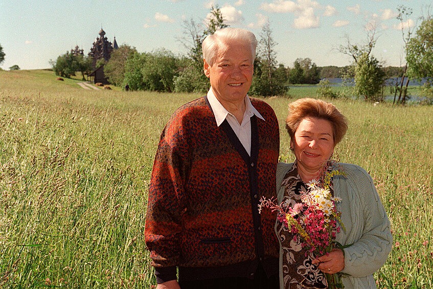 Борис Ельцин с супругой Наиной во время путешествия на остров Кижи, 1997 год