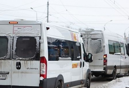 В Омске маршрутчик без прав возил пассажиров