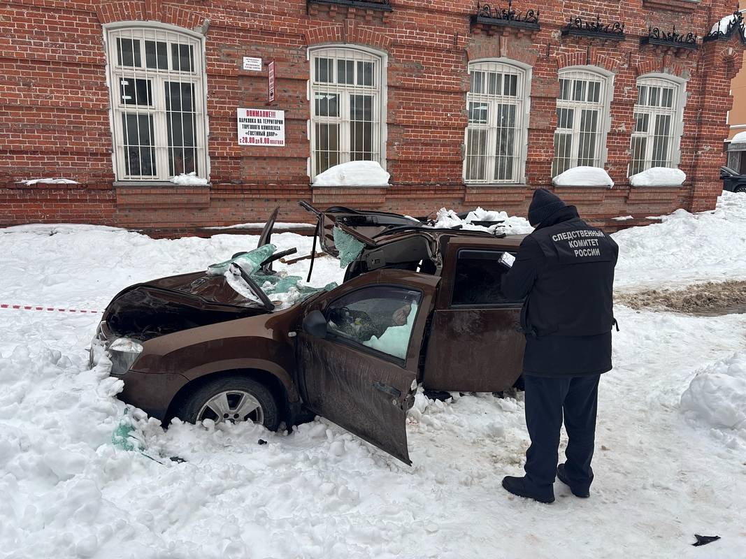 В российском регионе авто с водителем раздавило снегом