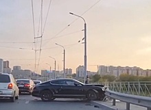 На Октябрьском мосту в Новосибирске столкнулись Bentley и Genesis