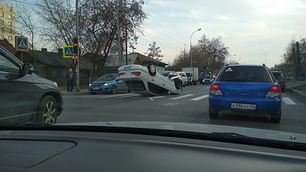 Фото: «Тойота» легла на крышу на перекрёстке в Октябрьском районе