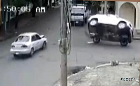 Опрокидывание автомобиля попало на видео в Манагуа