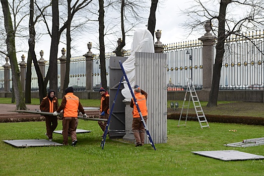 В Летнем саду в Петербурге убрали сезонные защиты со скульптур