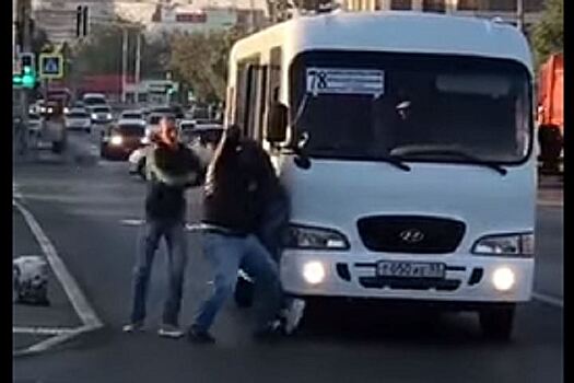 Драка пассажира с дубинкой и водителя омской маршрутки попала на видео