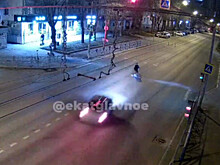 В Екатеринбурге автомобиль снес самокатчика