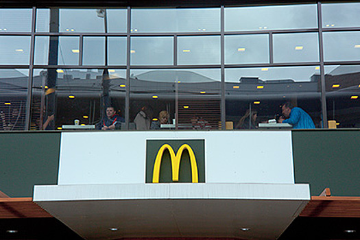 Москвич отсудил у McDonald's 200 тысяч рублей за стихи в рекламе