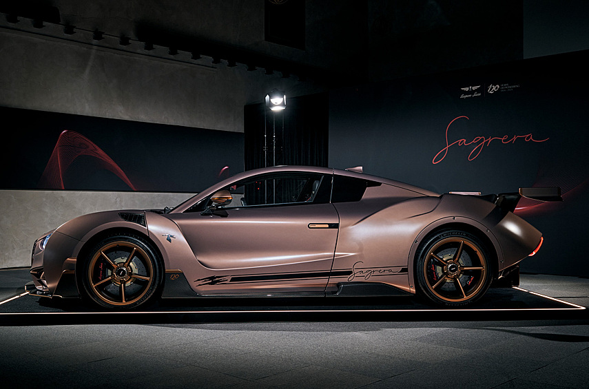 В каждом из 15 модулей по 24 элемента, масса батареи составляет лишь 612 килограммов. В итоге пробег без подзарядки вырос приблизительно на 100 километров — до 480 по стандарту WLTP. Оптимизированное охлаждение стало легче, проще и экологичнее.