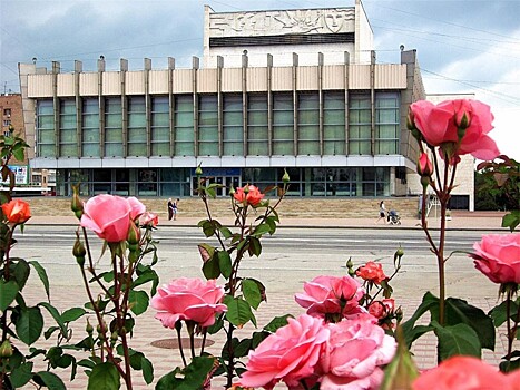 Волковский театр показал два спектакля на гастролях в ЛНР