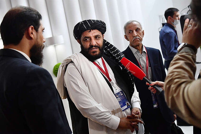 Представитель талибов (организация запрещена в России) - замглавы торгово-промышленной палаты Афганистана Мохаммадюнис Хоссейн (второй слева) на XXV Петербургском международном экономическом форуме, 15 июня 2022 года