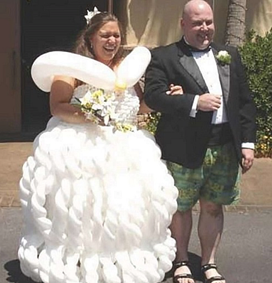 Очень веселая невеста в платье, видимо сделанном из воздушных шариков.