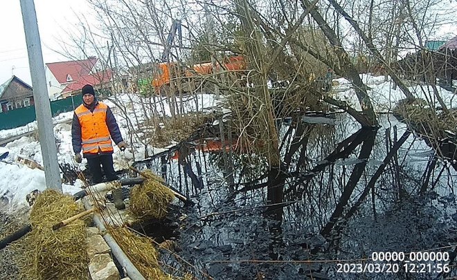 Экологи устраняют последствия разлива нефти в Альметьевском районе Татарстана