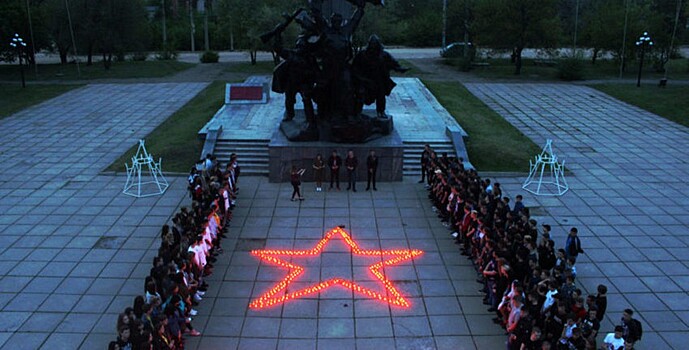 Сотни человек пришли на акцию «Звезда Победы» в Луганске