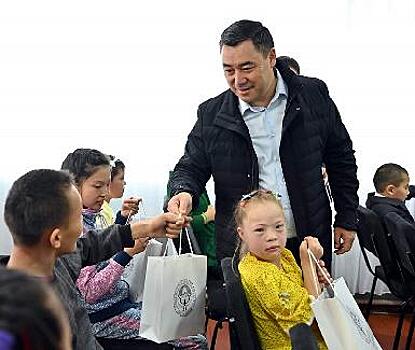 Президент Киргизии посетил детское социальное учреждение