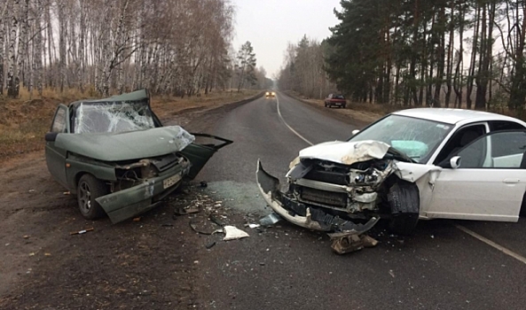 В Воронеже Honda столкнулась с ВАЗ: пострадали водитель и двое детей