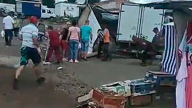Под Саранском грузовая «Газель» протаранила рынок: видео