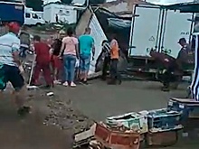 Под Саранском грузовая «Газель» протаранила рынок: видео