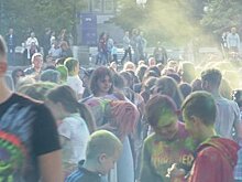 Сотни пензенцев стали гостями фестиваля красок на Фонтанной площади