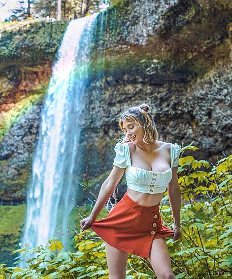 Самый идеальный фон для ее снимков — водопады. 
