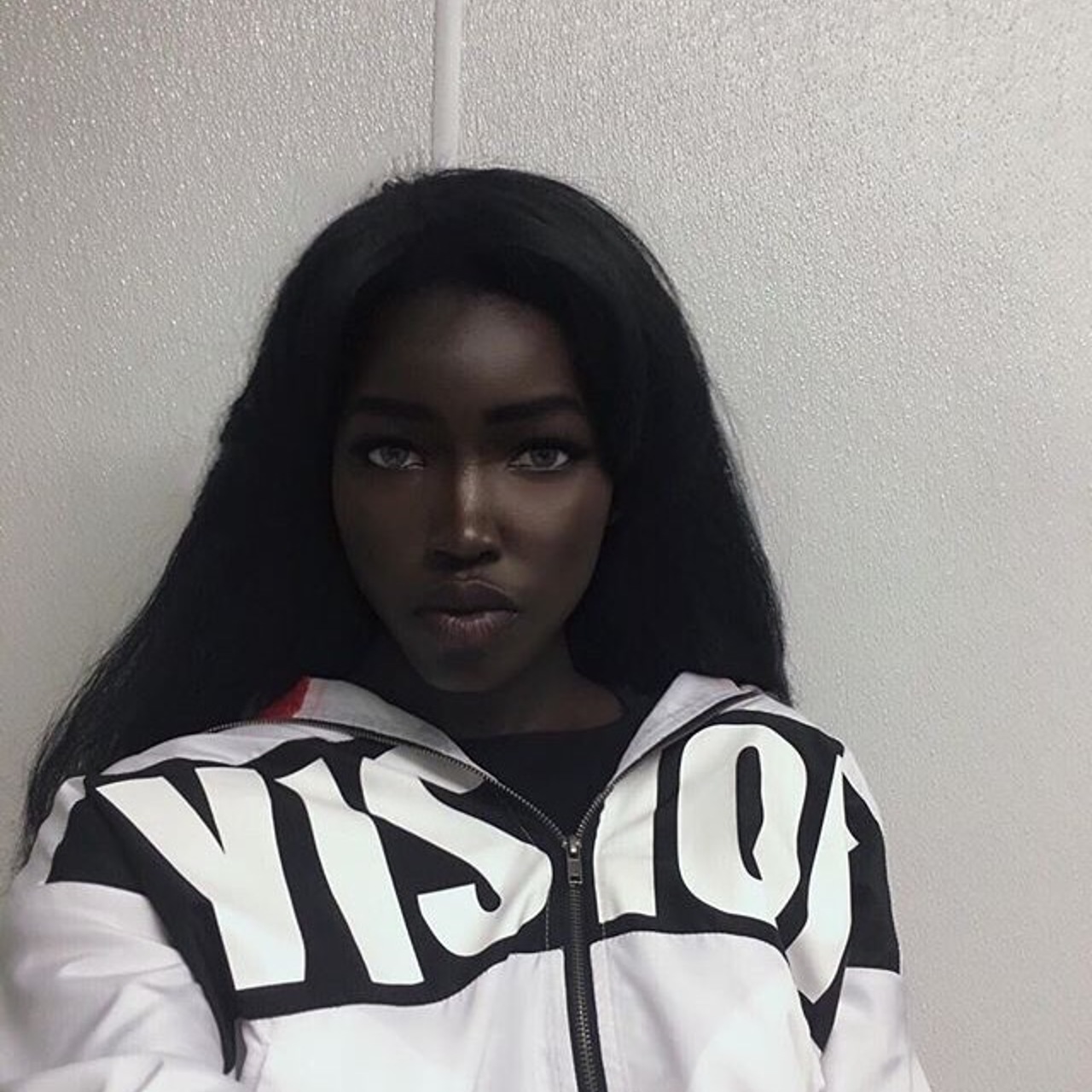 Девушка с темным цветом кожи. Модель с угольным цветом кожи. Модель с угольным цветом кожи. Темная кожа лица девушка. Мелвнин melvnin.