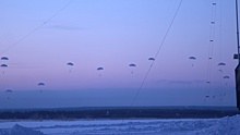 Полторы тысячи десантников высадились с парашютами в Костромской области