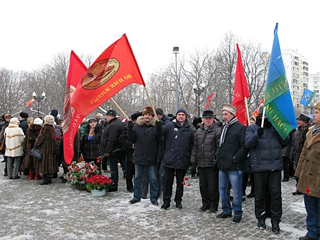 Представители Соколиной горы возложили цветы к памятнику в Афганском сквере