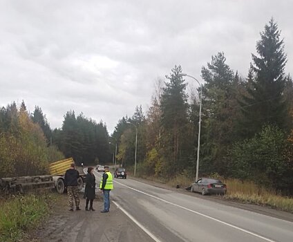 На Соломенском шоссе сразу два автомобиля встретились с электрическими столбами