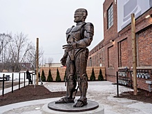 В Детройте установили гигантскую статую "Робокопа"