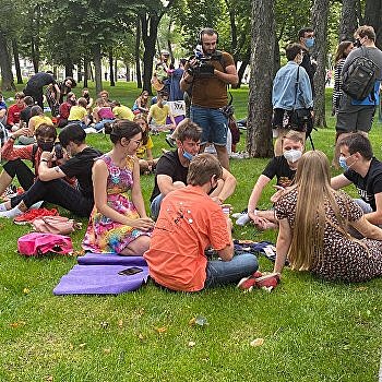 Харьковчане «оккупировали» газоны в саду Шевченко в знак протеста